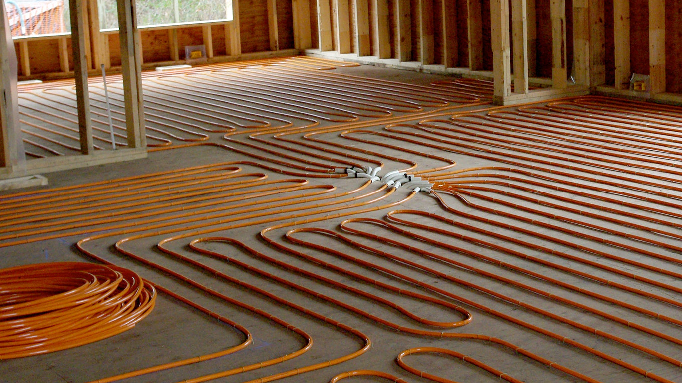 Uponor PEX-a narančaste cijevi tijekom polaganja podnog grijanja u novogradnji